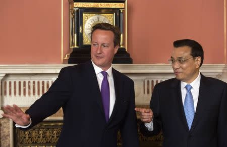 Britain's Prime Minister David Cameron (L) and Chinese Premier Li Keqiang attend a signing ceremony in London June 17, 2014. REUTERS/Neil Hall