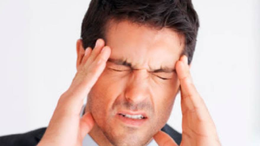 El dolor de cabeza es uno de los síntomas del dengue