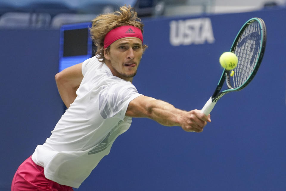 Alexander Zverev devuelve ante Dominic Thiem en la final masculina del Abierto de Estados Unidos, el domingo 13 de septiembre de 2020, en Nueva York. (AP Foto/Frank Franklin II)