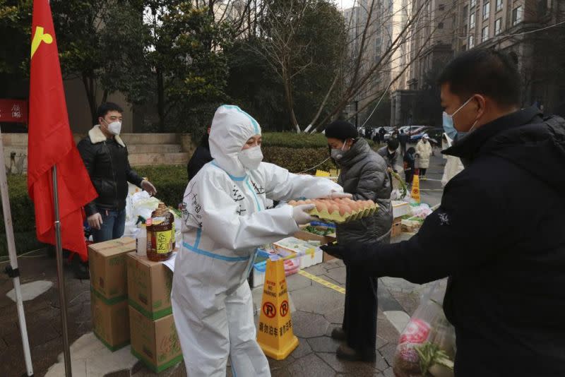 ▲西安民眾在封城下的民生物資補給，多半仰賴官方配送，該名「超級傳播者」如何傳染43人讓中國網友不禁匪夷所思。（圖／美聯社／達志影像）