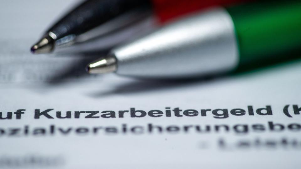 ILLUSTRATION - Zwei Kugelschreiber liegen auf einem Antragsformular für Kurzarbeitergeld. Die Regionaldirektion Nord der Bundesagentur für Arbeit stellt in Schleswig-Holstein befristet bis Ende kommenden Jahres 26 Mitarbeiter für den Bereich Kurzarbeitergeld ein.