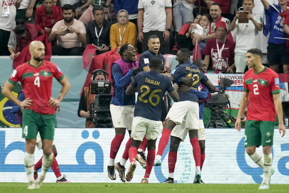 Randal Kolo Muani (centro-derecha) festeja tras anotar el segundo gol de Francia ante Marruecos en la semifinal mundialista, el miércoles 14 de diciembre de 2022, en Jor, Qatar (AP Foto/Christophe Ena)
