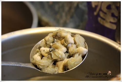 【食記】基隆。隱藏版平民美食!!麥金路阿Q大腸蚵仔麵線，這輩子吃過最好吃的麵線~