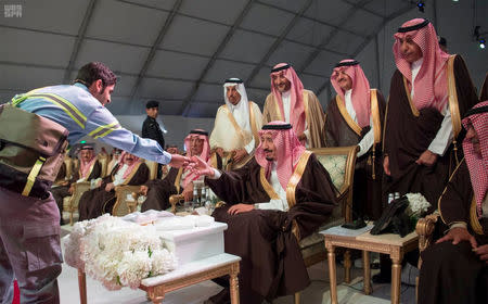 Saudi King Salman (C) attends the inauguration ceremony of several energy projects in Ras Al Khair, Saudi Arabia, November 29, 2016. Saudi Press Agency/Handout via REUTERS