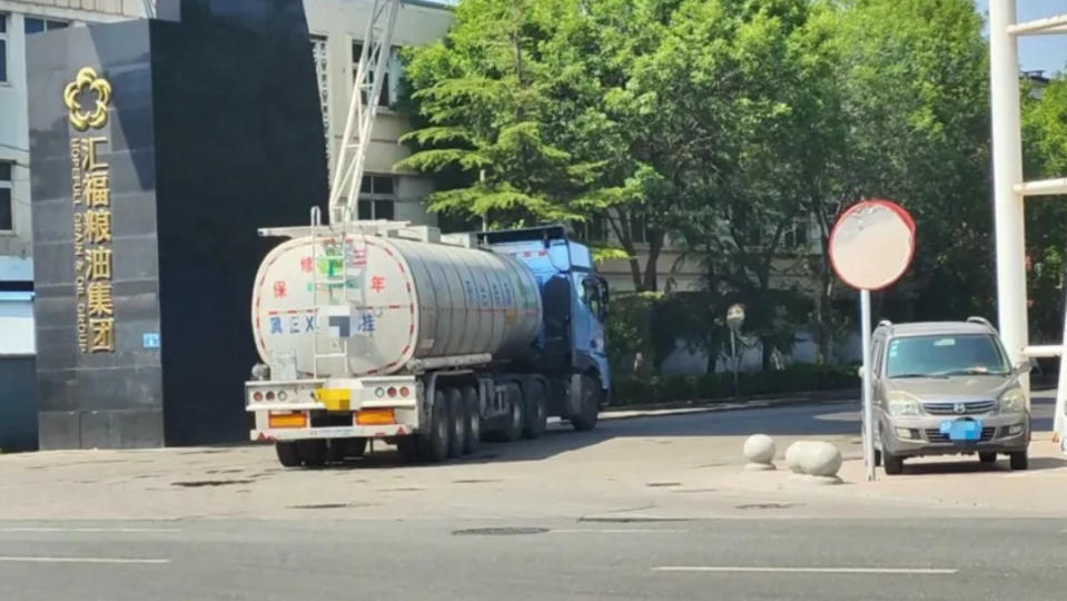 中國《新京報》記者韓福濤5月21日拍到，一輛剛卸完煤製油的油罐車，在未清洗的情况下就進入一家糧油公司裝載大豆油。翻攝《新京報》