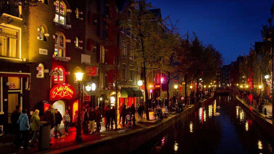 Amsterdam will Touristen mit Quiz Benimmregeln beibringen. (Bild: Koen Van Weel/epa/dpa)