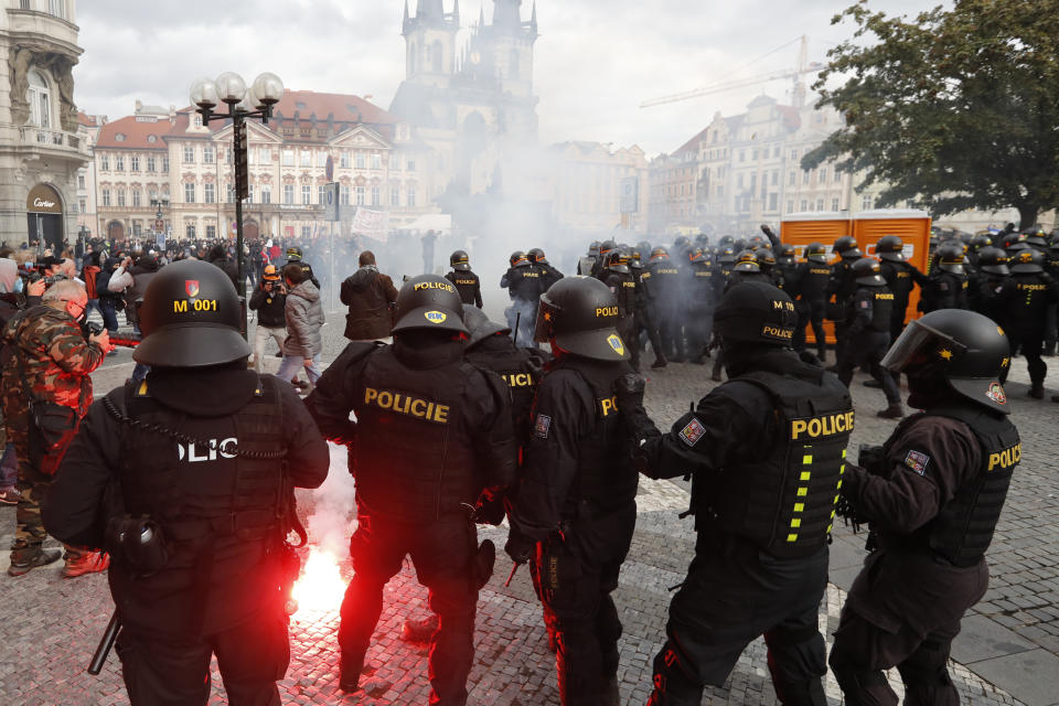 Le immagini del centro di Praga diventato un campo di battaglia: da una parte i manifestanti che protestavano contro il divieto di eventi sportivi nell'ambito delle misure anti-Covid, dall'altra la polizia che, al lancio di sassi e petardi, ha risposto con lacrimogeni e cannoni ad acqua. (AP Photo/Petr David Josek)