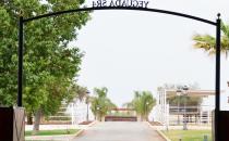 Un muro gris de 3 metros de altura y 1,5 kilómetros de longitud rodea todas las instalaciones. Y es que la finca se encuentra totalmente blindada de cara al banquete, ya que Ramos y Pilar Rubio quieren preservar la intimidad de los allí reunidos. (Foto: <a href="http://www.yeguadasr4.com/instalaciones/" rel="nofollow noopener" target="_blank" data-ylk="slk:yeguadasr4.com;elm:context_link;itc:0;sec:content-canvas" class="link ">yeguadasr4.com</a>).