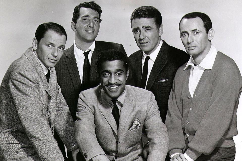 <p>Das berühmte Rat Pack (von links): Frank Sinatra, Dean Martin, Sammy Davis Jr., Peter Lawford und Joey Bishop. Ihre Zusammenarbeit war im Prinzip Sinatras Lebens- und Liebeskrise mit Ava Gardner und dem Rock'n'Roll zu verdanken. Das Image des eleganten, trinkenden, traurigen, aber dabei coolen Mannes entstand aus der Idee, Sinatras Form der Unterhaltung in der Wüstenstadt Las Vegas eine Art Reservat zu geben. (Bild: Getty Images / Newsmakers)</p> 