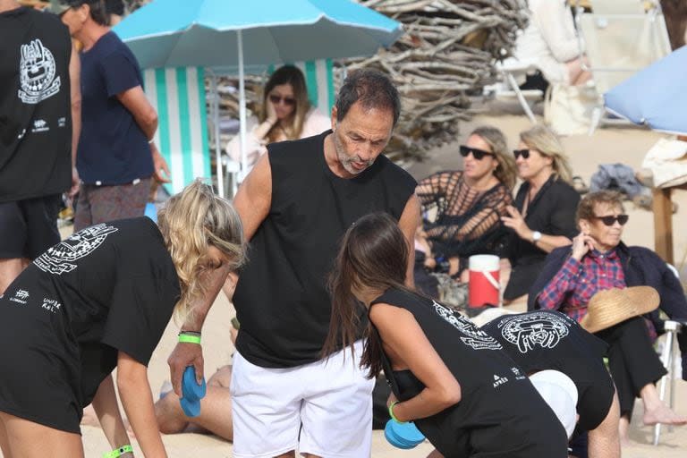 Muy concentrado, el actor puso a prueba su habilidad para el deporte playero por excelencia