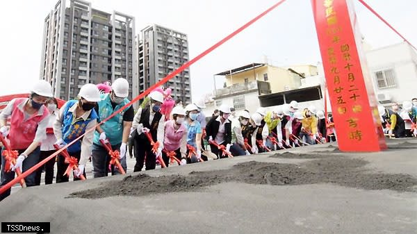 大埔截水溝堤岸道路拓寬工程，縣府在建國科大前舉辦開工動土典禮。（記者方一成攝）