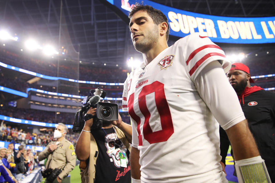 INGLEWOOD, CALIFORNIA - Jimmy Garoppolo #10 de los San Francisco 49ers se marcha del campo luego de la derrota ante Los Angeles Rams en el juego de Campeonato de la NFC en SoFi Stadium el 30 de enero de 2022 en Inglewood, California. Los Rams vencieron a los 49ers 20-17. (Foto por Christian Petersen/Getty Images)