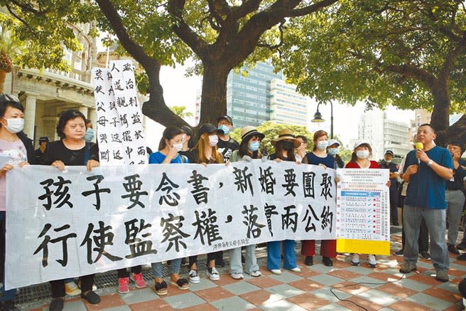 由陸配子女家長組成的「台灣滯陸孩童父母自救會」上個月（8月）7日到監察院前召開記者會，會長鍾錦明（右一）表示，蔡政府作為違反聯合國兩公約，監察院應提出糾正，盡快讓小明返台、家庭團聚。（張鎧乙攝）