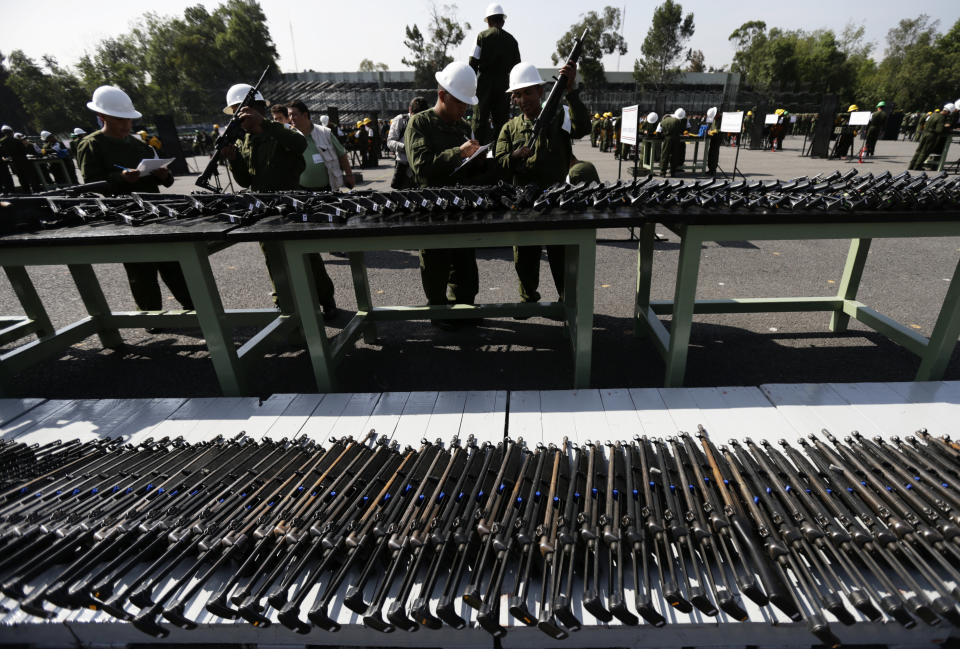Armas confiscadas al crimen organizado som desplegadas, de modo previo a su destrucción, por militares mexicanos en la Ciudad de México en 2017. La mayoría de esas armas provienen de EEUU. (AP Photo/Marco Ugarte)