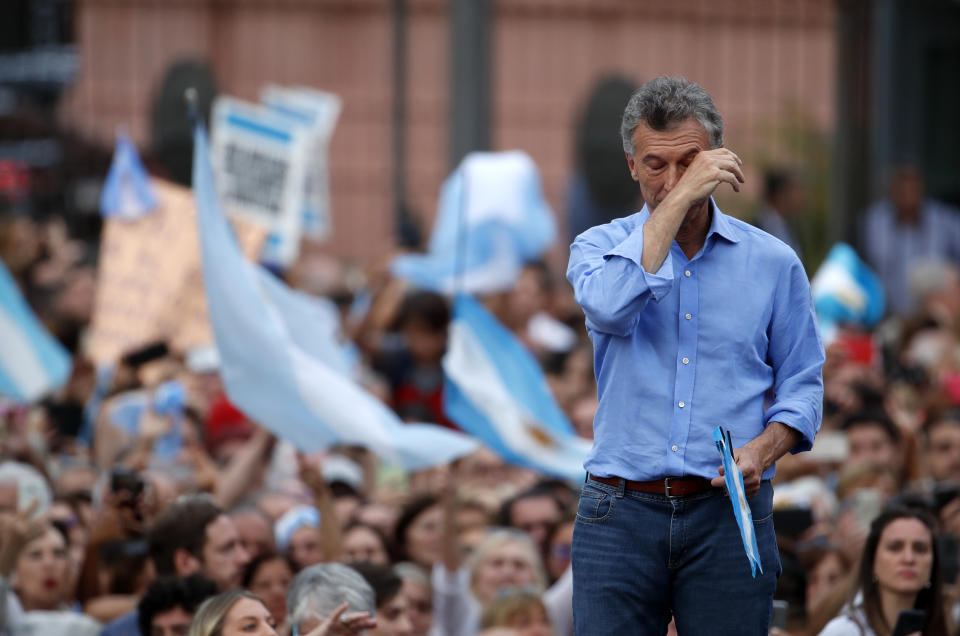 El presidente argentino Mauricio Macri se enjuga una lágrima durante un mitin en su apoyo en Buenos Aires, Argentina, el sábado 7 de diciembre de 2019. (AP Foto/Natacha Pisarenko)