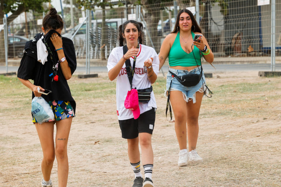 Un grupo de jóvenes abandona el festival tras el colapso del escenario /REUTERS/Eva Manez