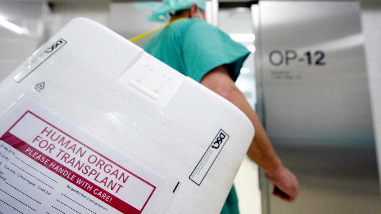 Laut DSO warten etwa 9000 Menschen in Deutschland auf ein neues Organ. Die Corona-Krise habe die Situation der Patienten auf der Warteliste bisher nicht weiter verschlechtert.