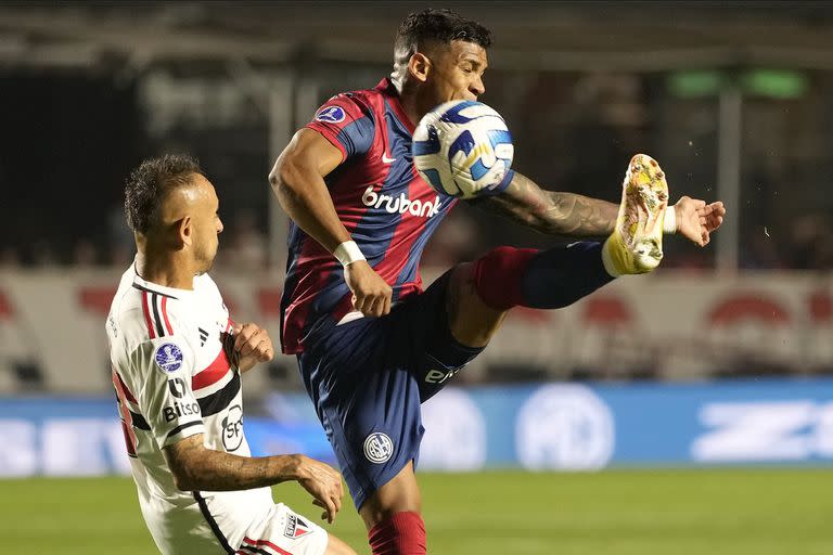 Rafael Pérez jugando ante San Pablo por la Copa Sudamericana; el colombiano exige la libertad de acción de San Lorenzo