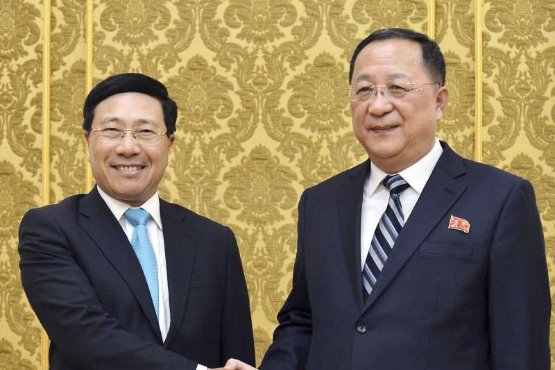 2019年2月11日，越南副總理兼外長范平明（左）訪問平壤，會晤北韓外相李勇浩（AP）