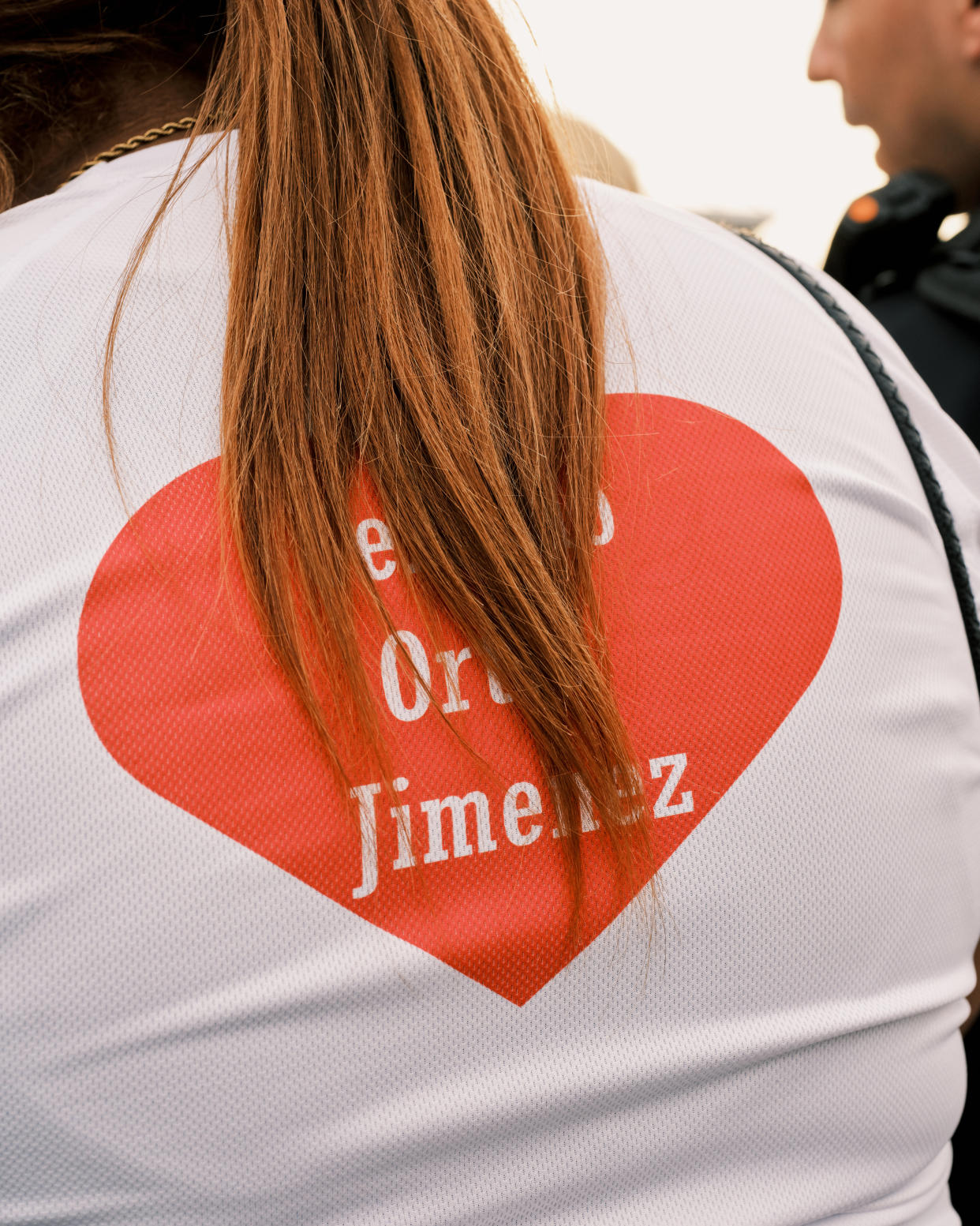 Juan José Cufiño Rodríguez, sobreviviente del tiroteo en el club nocturno Pulse en 2016, condujo hasta el Departamento de Policía de Orlando para presentar una denuncia penal. (Zack Wittman/The New York Times)