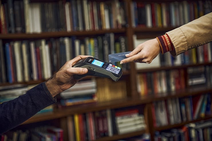 El comercio dispone de un PosNet para transacciones con tarjetas y QR.