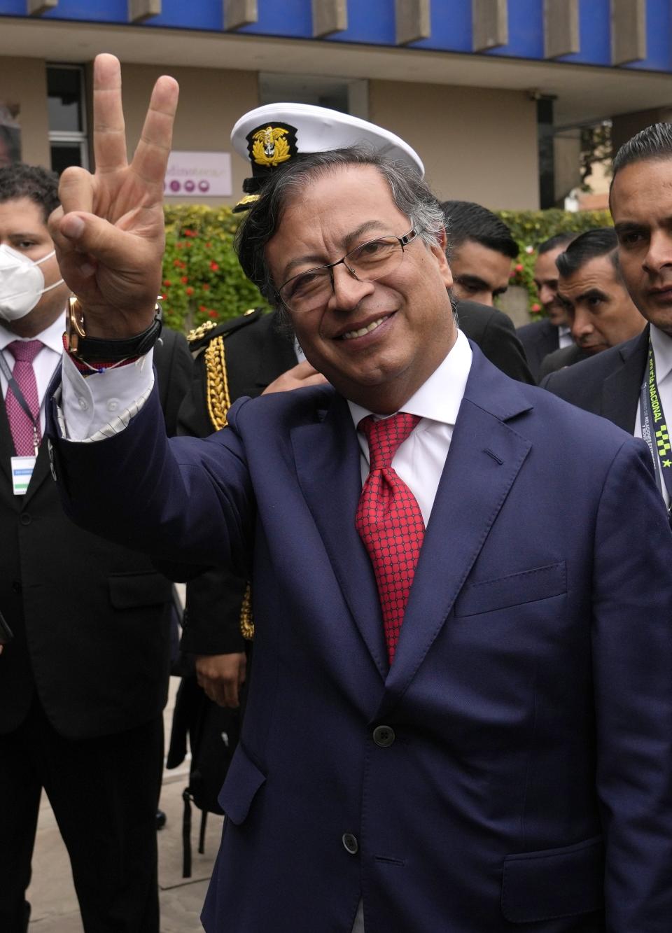 El presidente de Colombia, Gustavo Petro, sale después de una foto grupal con otros presidentes durante la Cumbre de la Comunidad Andina en Lima, Perú, el lunes 29 de agosto de 2022. (Foto AP/Martín Mejía)