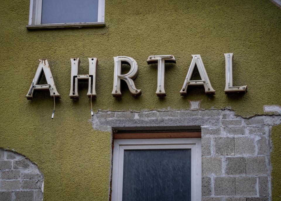 A damaged house is seen in the village of Schuld in the Ahrtal valley, southern Germany, Tuesday, Dec.14, 2021. The floods in July claimed almost 200 lives, many of them in the narrow Ahr Valley that's best known for its vineyards and as a picturesque hiking destination.(Photo/Michael Probst)