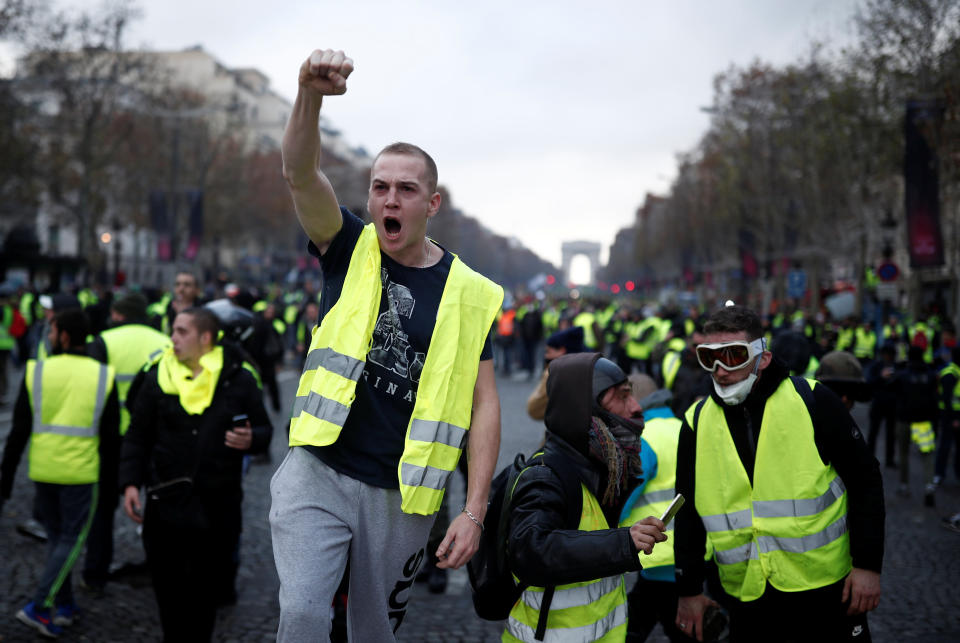 Antigovernment protesters clash with police in Paris