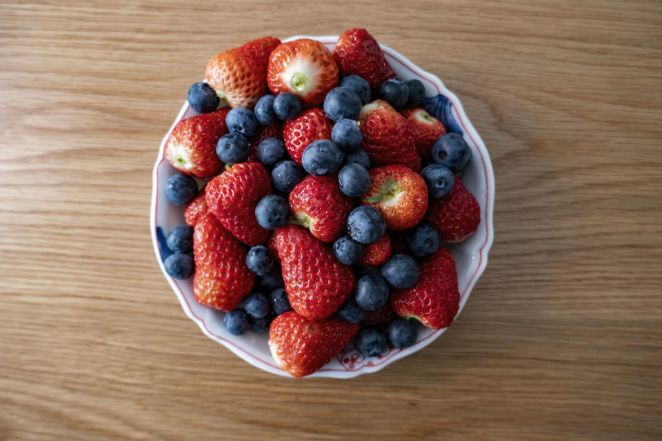 減肥控糖必吃超級食物：莓果類 像是草莓、蔓越莓、黑莓、藍莓...等，莓果類的含糖量低、控糖減脂期都可以吃，而且莓果類有豐富的維生素Ｃ、花青素能幫助身體抗氧化、防止疲勞並且改善鈣質、鐵質的吸收力，維生素Ｃ還可以幫助膠原蛋白合成，女生想要變漂亮一定要多吃！梁詠琪也分享自己的保養方法就是在飲食中多攝取花青素。