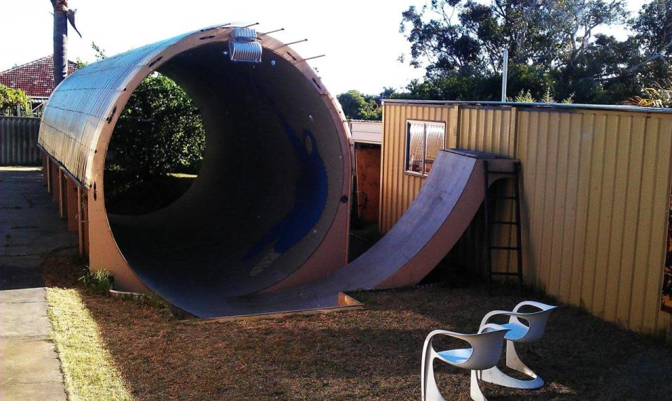 Este patio parece soñado para los skaters: una tubería hecha skate park con una rampa aledaña y unas sillas para que se sienten los espectadores. Crédito: Imgur