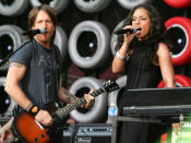 <p>Musicians Keith Urban (L) and Alicia Keys perform onstage during Live Earth New York at Giants Stadium on July 7, 2007 in East Rutherford, New Jersey</p>