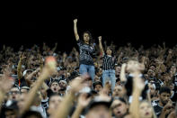 Hinchas de Corinthians alientan al equipo previo al partido contra Boca Juniors en la fase de grupos de la Copa Libertadores, el 26 de abril de 2022. (AP Foto/Andre Penner)