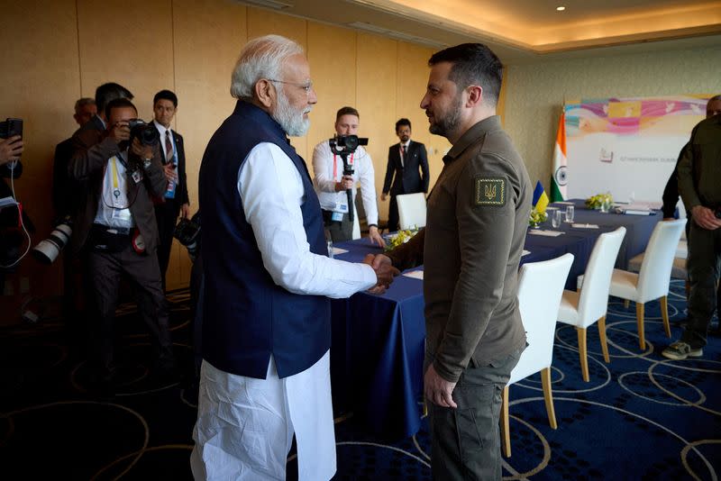 El presidente de Ucrania, Volodímir Zelenski, y el primer ministro indio, Narendra Modi, se dan la mano durante la cumbre de líderes del G7 en Hiroshima, Japón