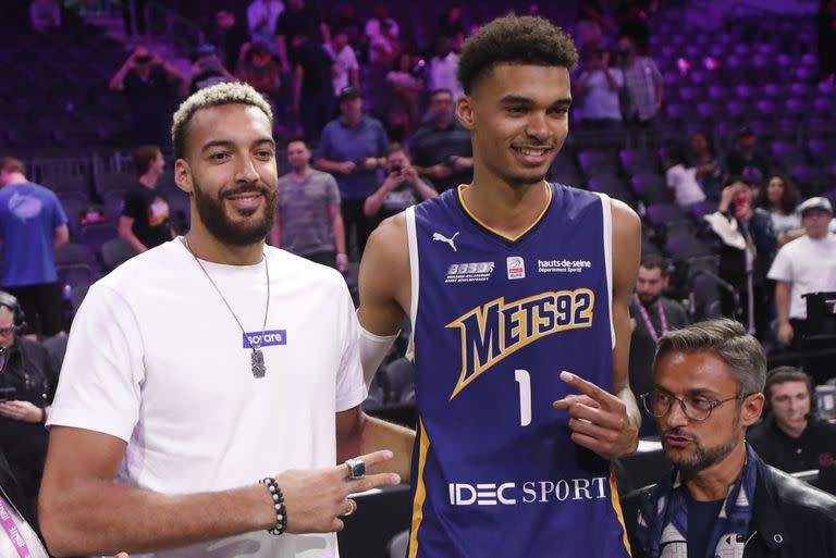 Victor Wembanyama junto a su compatriota Rudy Gobert, de Minnesota Timberwolves, después de un partido de exhibición contra G League Ignite en The Dollar Loan Center