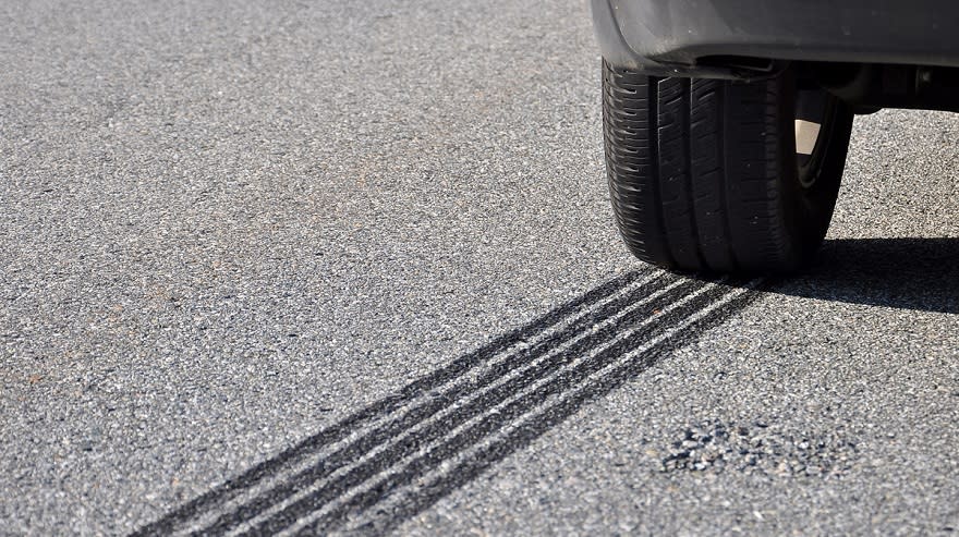 Las frenadas bruscas aceleran el desgaste de los neumáticos.
