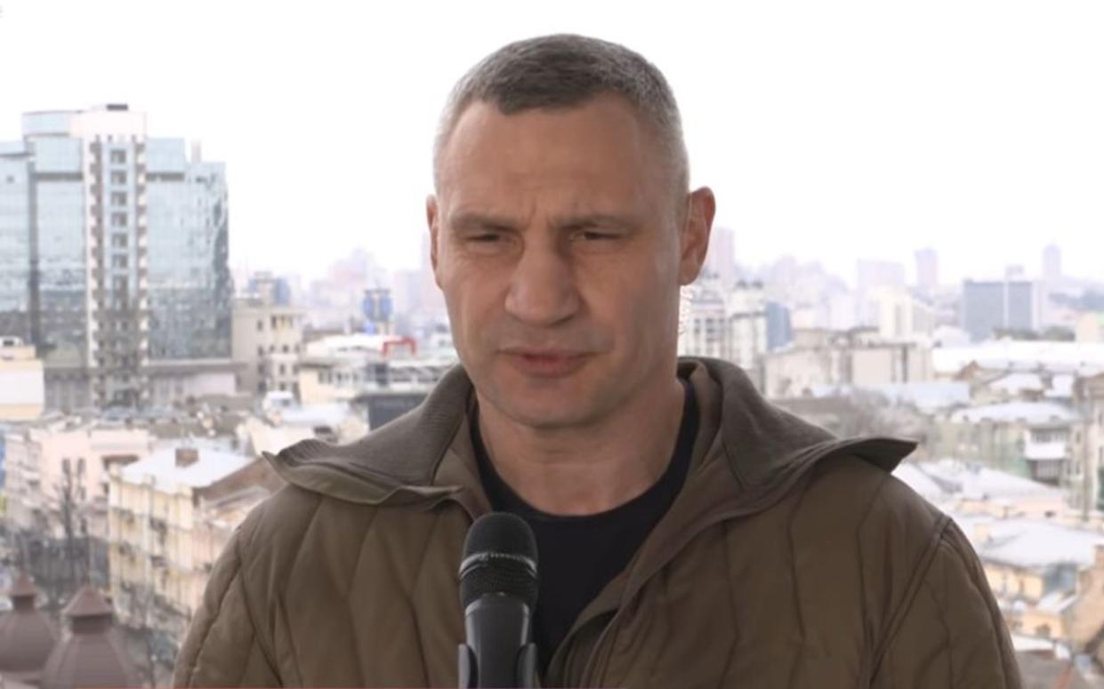 Kiews Bürgermeister, Vitali Klitschko, wurde anlässlich des traurigen Jahrestages "Ein Jahr Krieg in der Ukraine" dem ZDF-"Morgenmagazin" zugeschaltet. Er zollte nicht nur den Soldaten Respekt, sondern auch den "mutigen Menschen" im Land. Auch bei Deutschland bedankte er sich für die Hilfe. (Bild: ZDF)