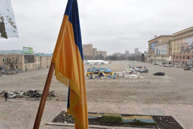 Una vista de la plaza fuera del da&#xf1;ado ayuntamiento de Kharkiv el 1 de marzo de 2022, destruido como resultado del bombardeo de las tropas rusas.