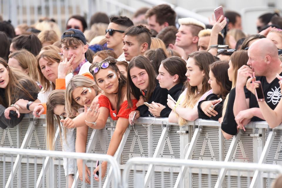 <p>These fans were determined to get the perfect view for the all-star show. (Getty) </p>