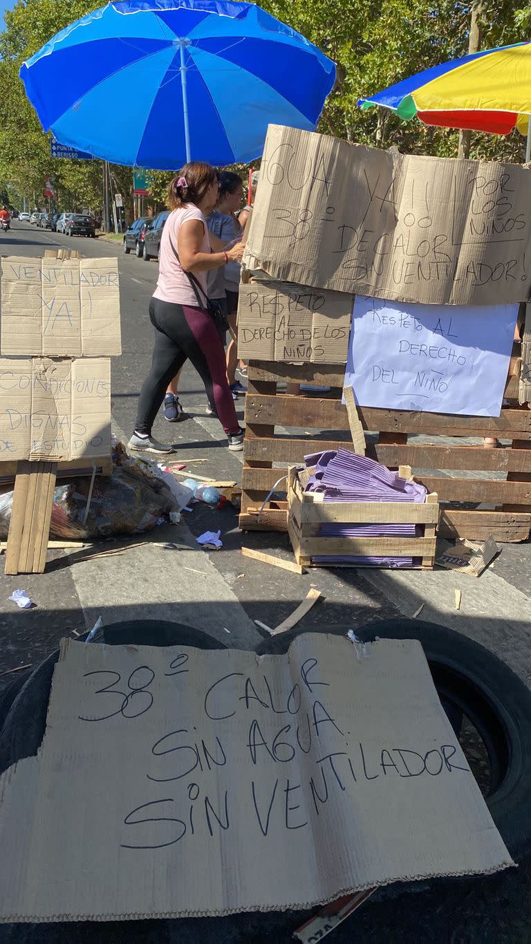 Protesta de padres frente a la escuela Dardo Rocha de La Plata