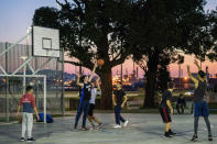 Los jóvenes juegan al baloncesto en un parque público en Montevideo, Uruguay, el martes 16 de junio de 2020. La vida está volviendo lentamente a la normalidad en Uruguay, mientras que América Latina todavía está en medio de la tormenta del COVID-19. (AP Foto/Matilde Campodonico)