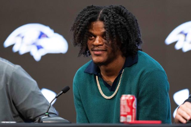 How Lamar Jackson's 'superhero' mom influenced his new contract — and whole  life - Yahoo Sports