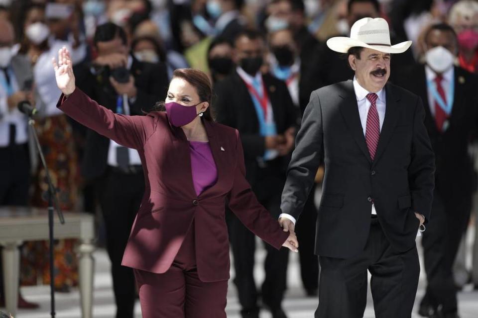 La presidente de Honduras Xiomara Castro saluda a sus simpatizantes, junto a su esposo y expresidente Manuel Zelaya, luego de juramentar como presidenta de Honduras en el Estadio Nacional Tiburcio Varias Andino en Tegucigalpa