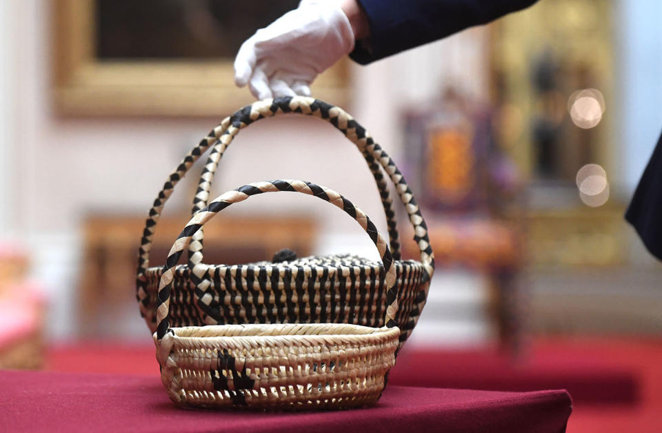 <p>Ein Mitglied des Royal Collection Trust präsentiert zwei aus tongaischen Kokosblättern geflochtene Körbe, die Queen Elizabeth II. geschenkt wurden – Montag, 3. April 2017, Buckingham Palace, London. (Foto von Stuart C. Wilson/Getty Images) </p>