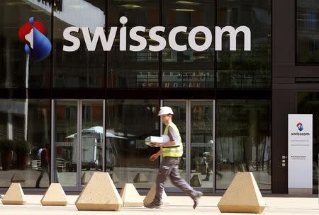 The logo of Swiss telecom company Swisscom AG is seen at an office building in Zurich July 19, 2013. REUTERS/Arnd Wiegmann