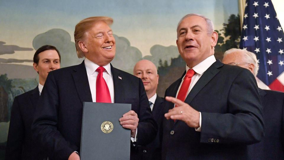 Bestens aufgelegt: Israels Regierungschef Benjamin Netanjahu und US-Präsident Donald Trump bei der Zeremonie zur formellen Anerkennung der besetzten Golanhöhen als Staatsgebiet Israels durch die USA. Foto: Susan Walsh/AP