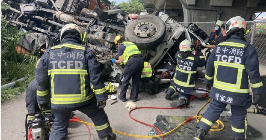 男子駕駛吊臂車行經國道4號時發生嚴重車禍，他連人帶車從高架道路墜落平面道路，幸運逃過死劫。（圖／翻攝畫面）