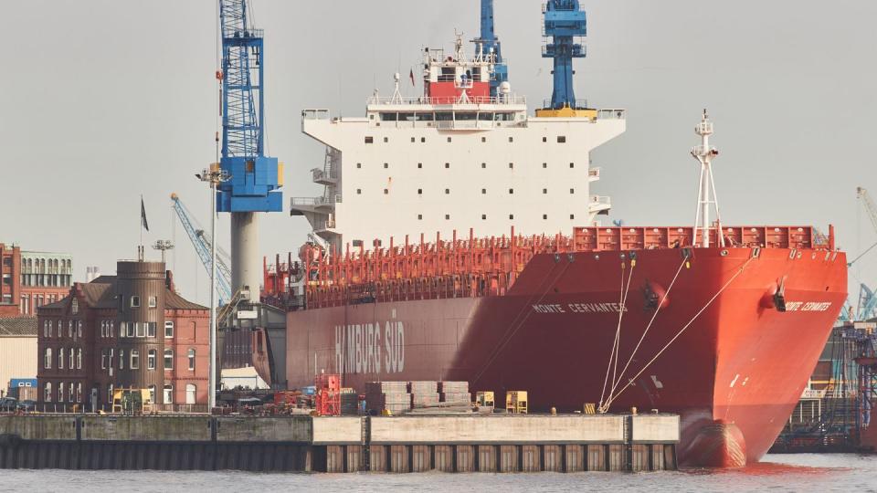 Das Containerschiff Monte Cervantes der Reederei Hamburg Süd liegt am Kai im Werfthafen des Hamburger Hafens.