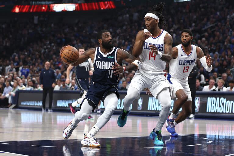 Kyrie Irving fue fundamental para que Dallas reconstruyera una ventaja de 18 puntos que se había reducido a seis