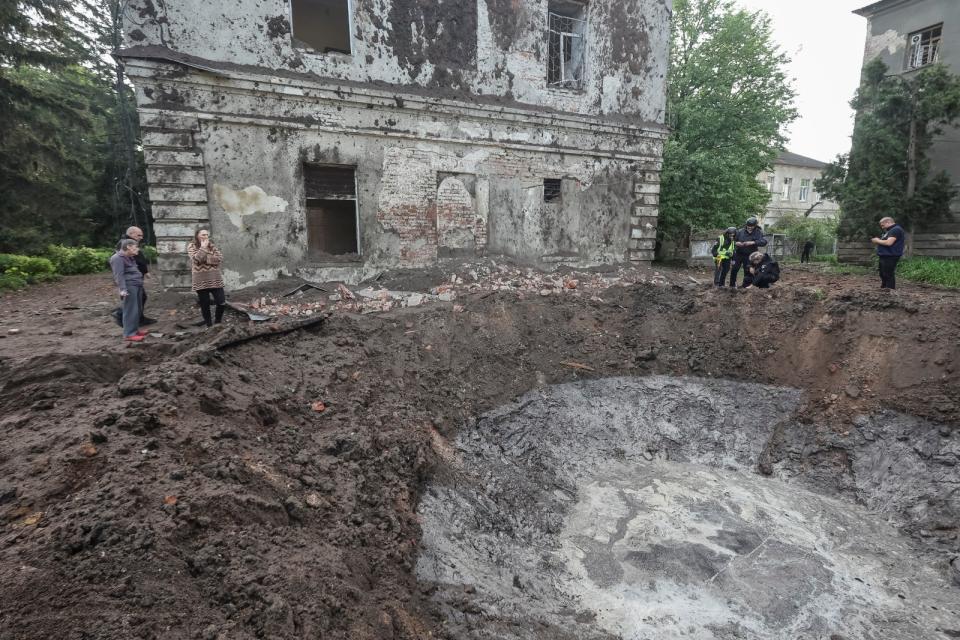 2024年4月27日，俄軍飛彈擊中烏克蘭哈爾科夫州一個醫院院區後留下的大彈坑。路透社
