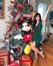 <p>La costarricense posó al lado de este gran Mickey Mouse para presumir su pino navideño lleno de bastones de caramelo, listones de colores y follaje dorado ¡wow!</p>